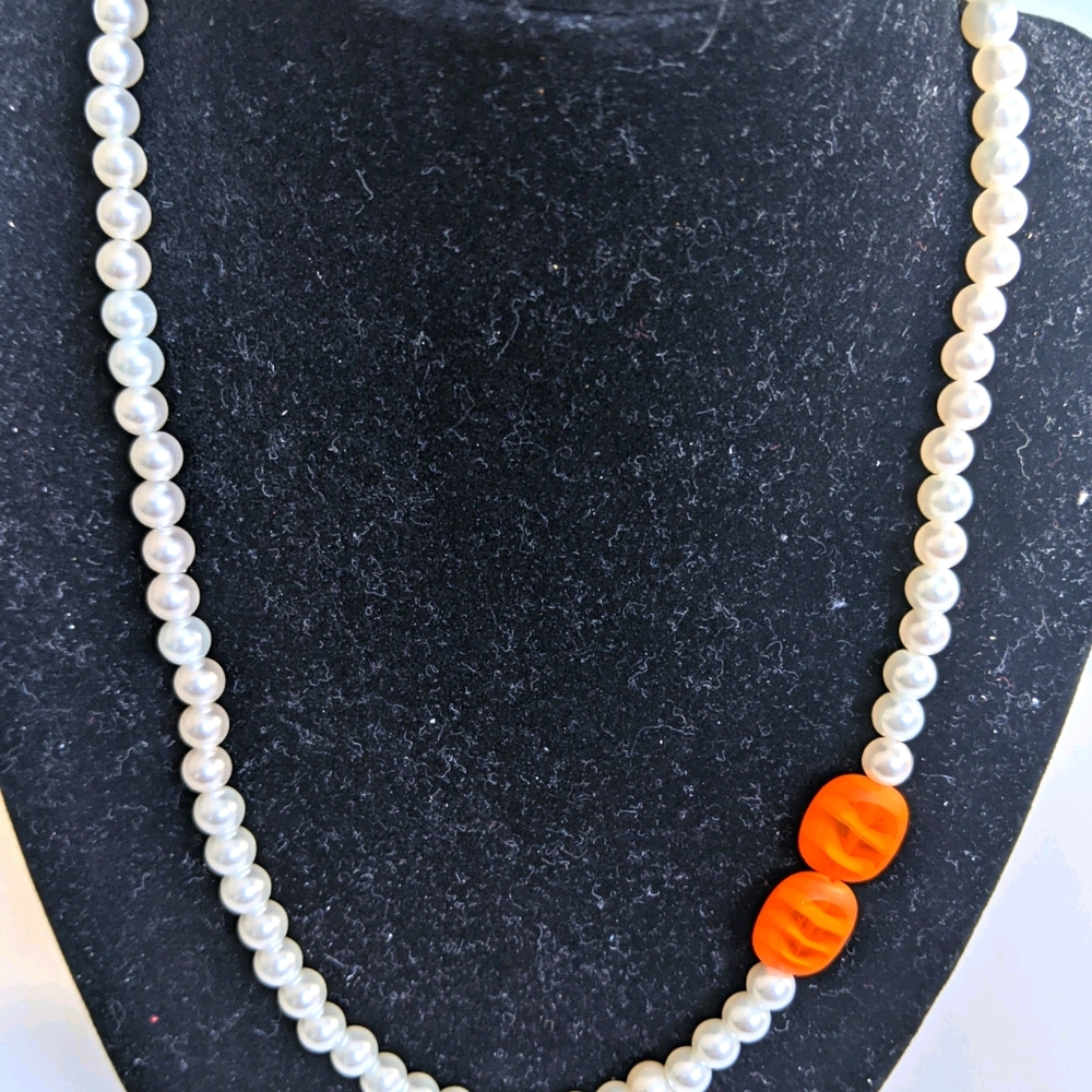Pearl necklace orange details